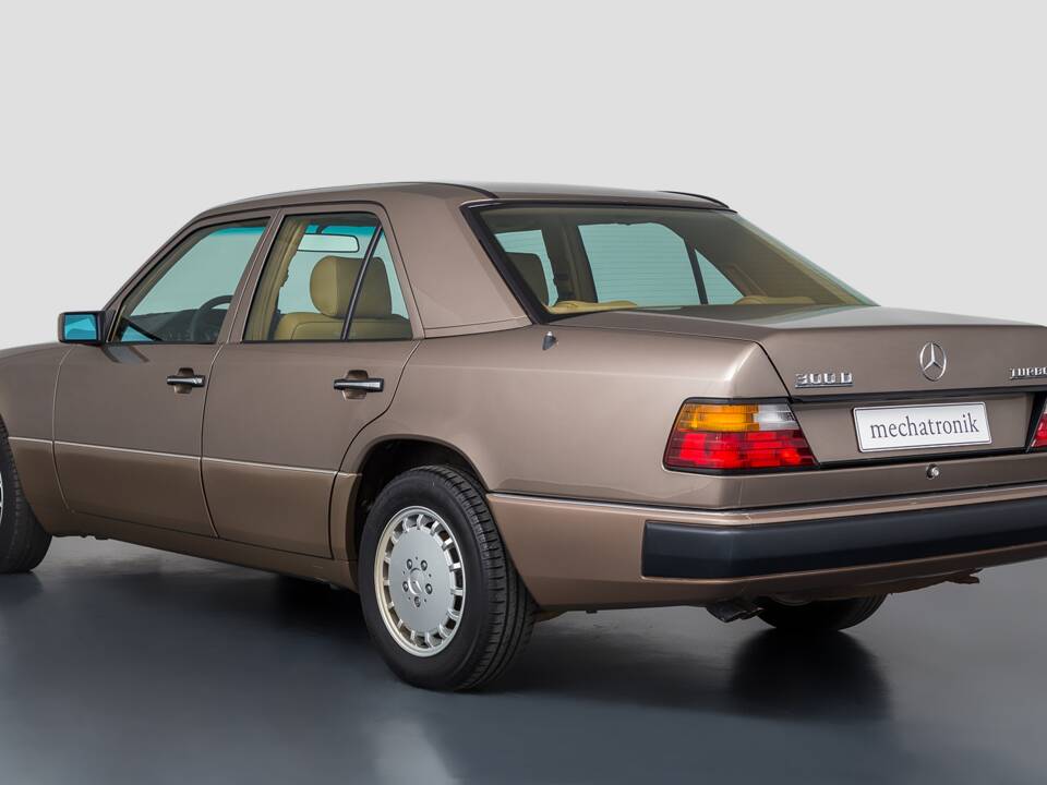Image 7/7 of Mercedes-Benz 300 D Turbo (1991)