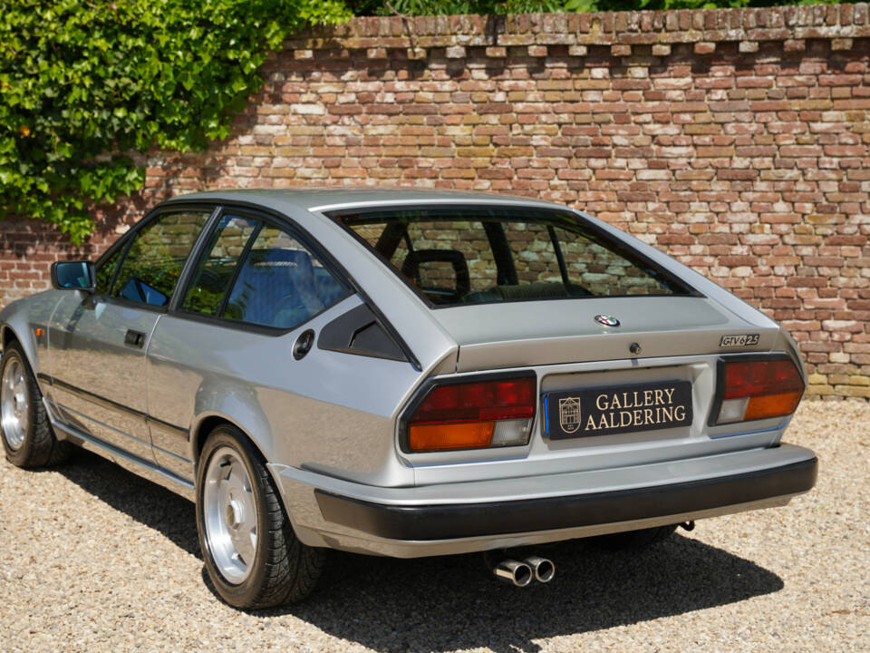 Image 36/50 of Alfa Romeo GTV 6 2.5 (1983)