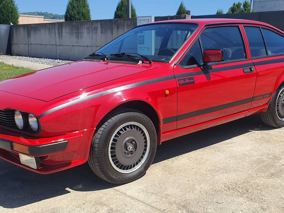 Image 8/35 de Alfa Romeo GTV 2.0 (1981)