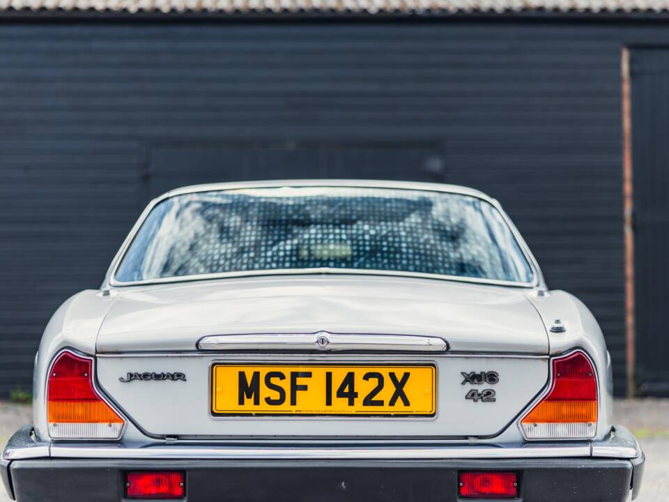 Image 21/50 of Jaguar XJ 6 4.2 (1982)