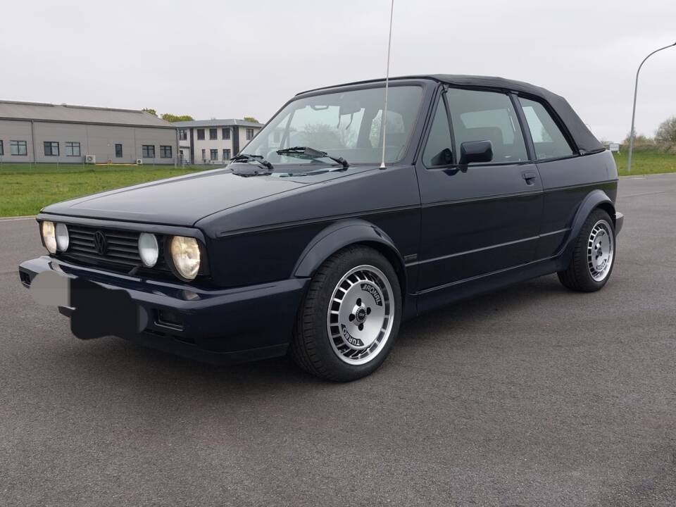 Image 3/4 de Volkswagen Golf Mk I Convertible 1.8 (1989)