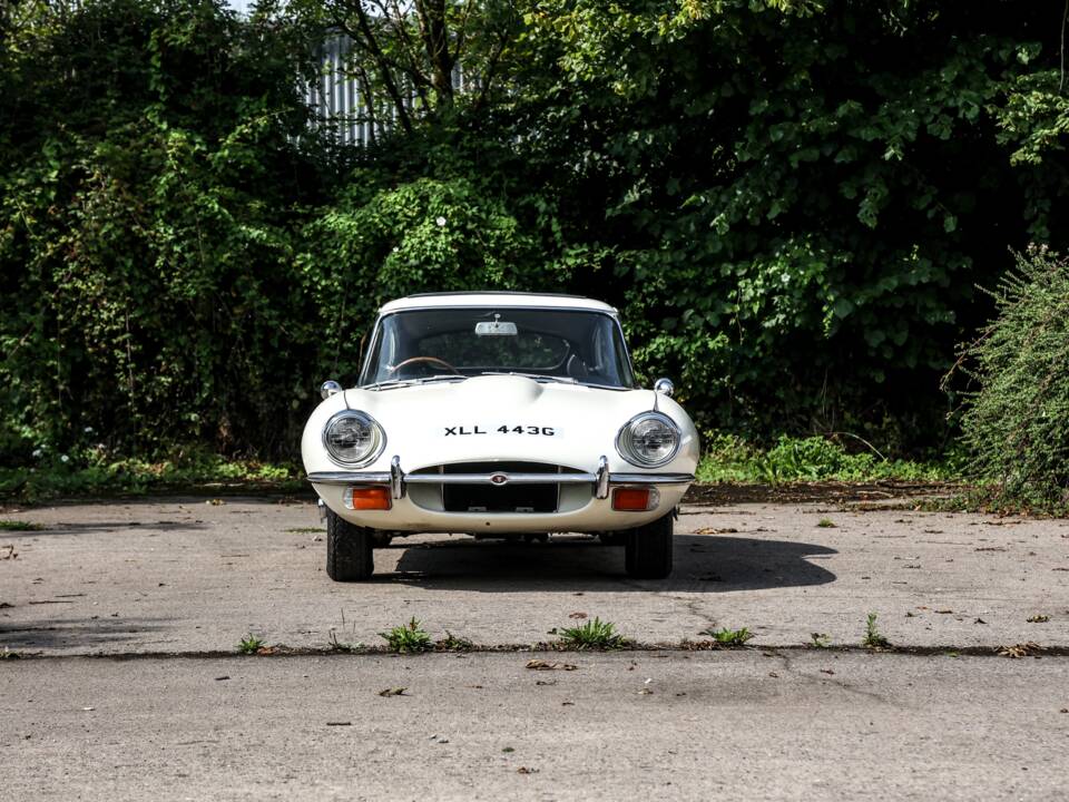 Image 17/33 of Jaguar E-Type (2+2) (1968)