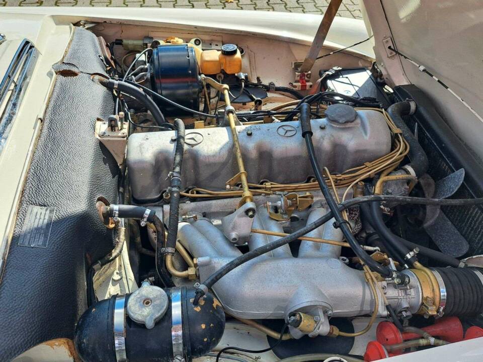 Image 21/25 of Mercedes-Benz 280 SE (1967)