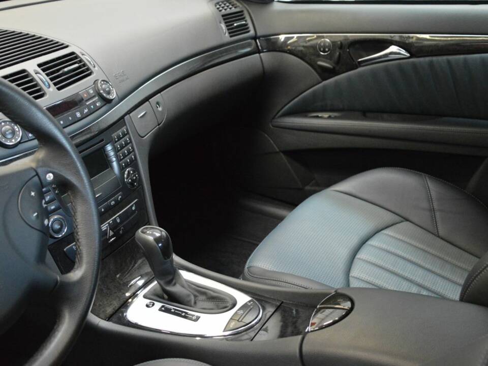 Imagen 41/100 de Mercedes-Benz E 55 AMG (2003)