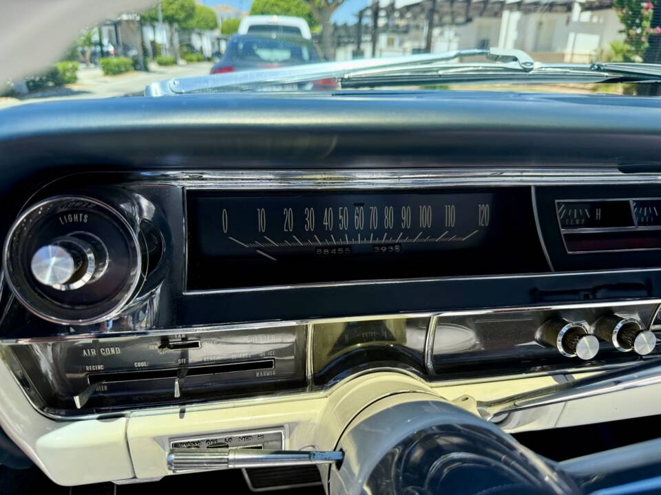 Bild 18/34 von Cadillac Eldorado Biarritz Convertible (1963)