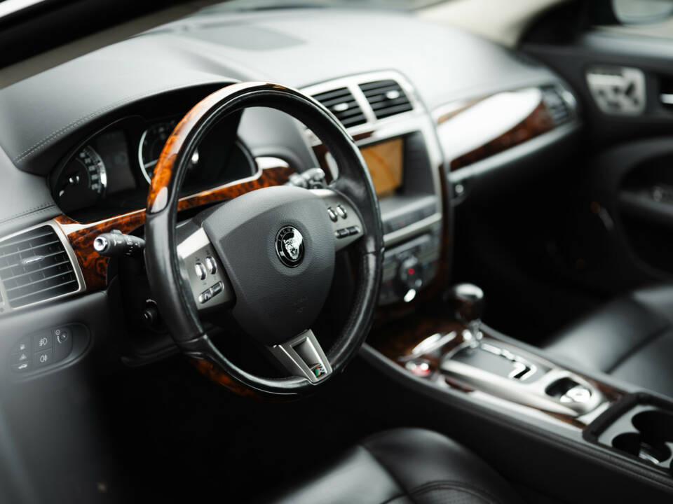 Image 15/33 of Jaguar XKR (2008)