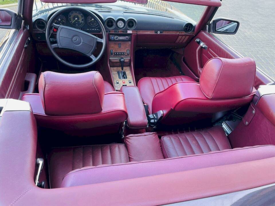 Image 16/32 de Mercedes-Benz 560 SL (1987)