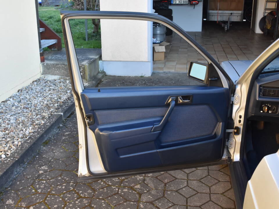 Image 13/18 of Mercedes-Benz 190 E 2.6 (1987)