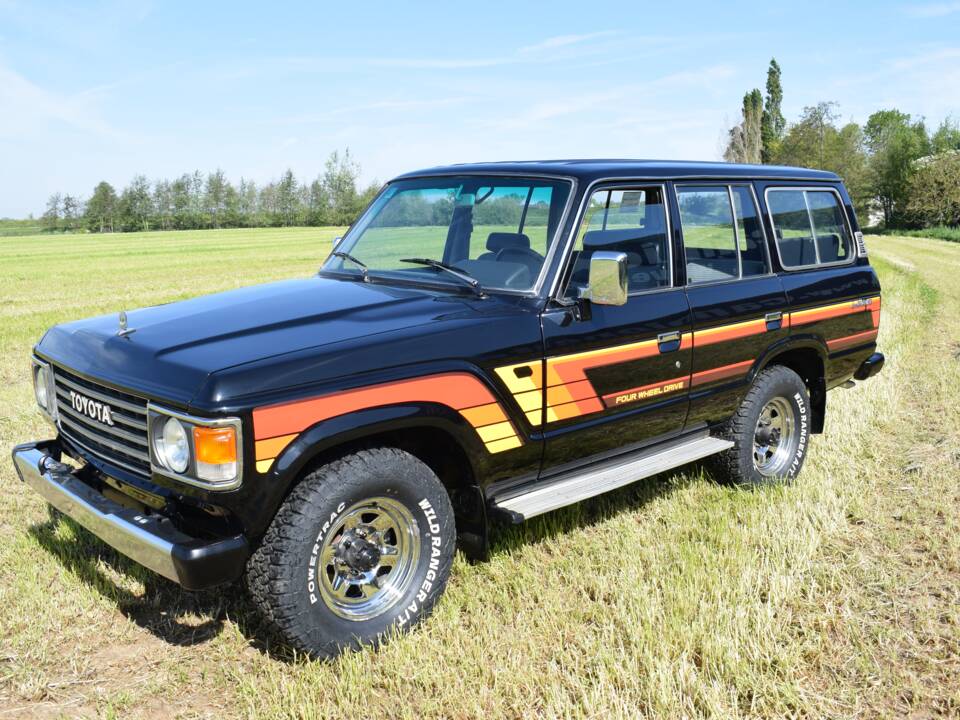 Image 1/17 of Toyota Land Cruiser FJ 62 (1987)