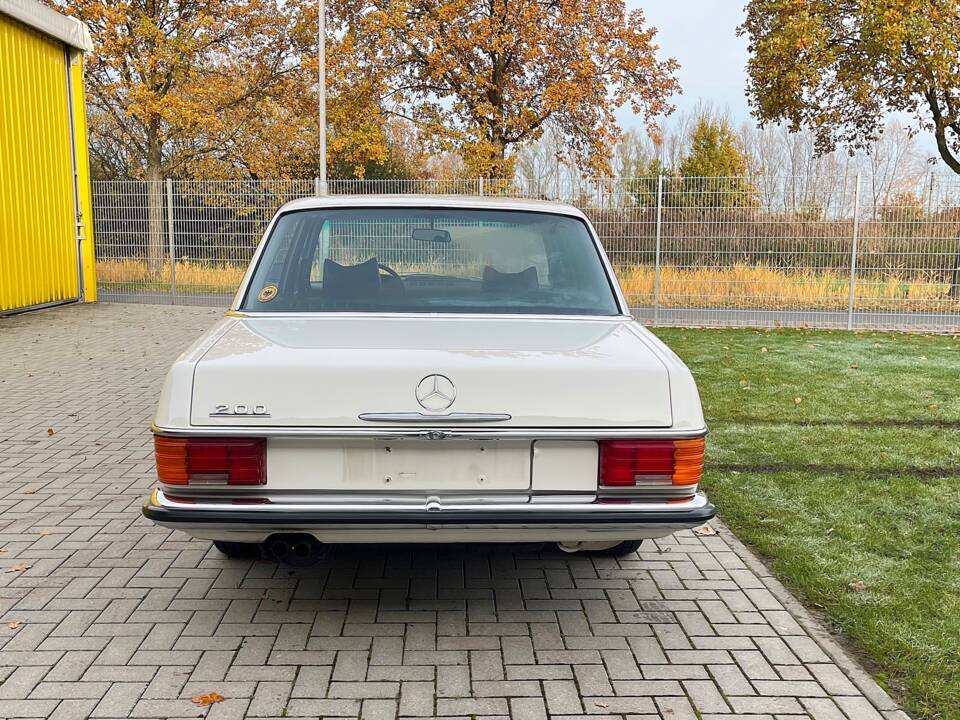 Image 6/26 de Mercedes-Benz 200 (1974)