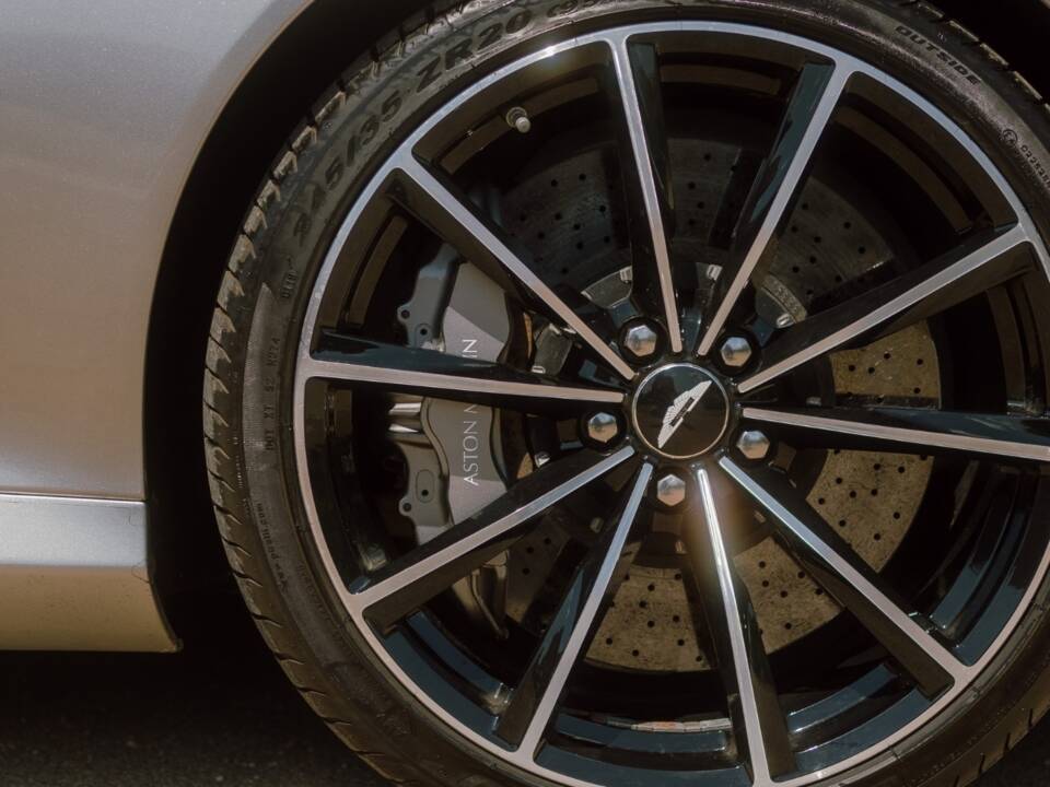 Image 31/96 of Aston Martin DB 9 GT "Bond Edition" (2015)