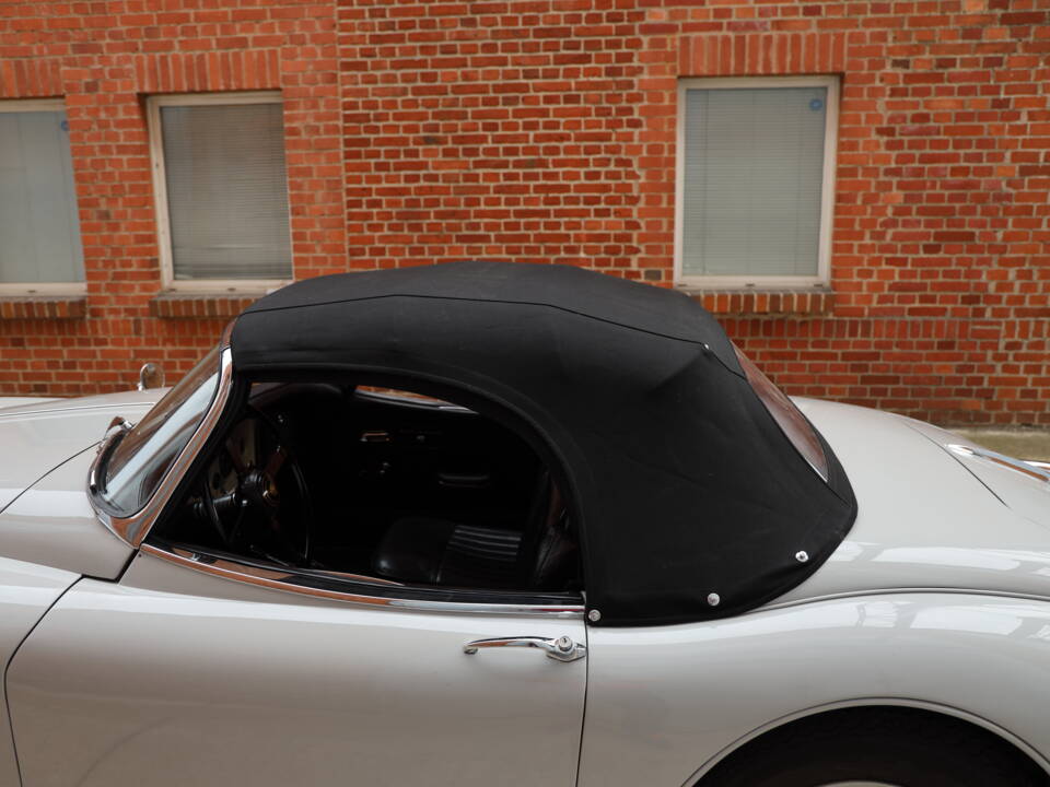 Image 51/91 of Jaguar XK 150 OTS (1958)