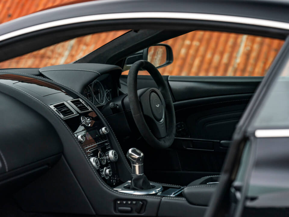 Image 21/36 of Aston Martin DBS (2008)