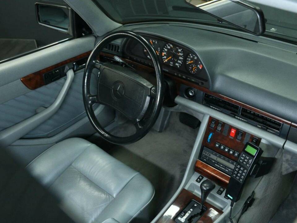 Image 19/30 of Mercedes-Benz 560 SEL (1989)