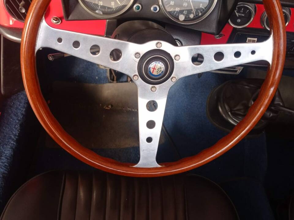 Image 32/47 of Alfa Romeo 1300 Spider Junior (1969)