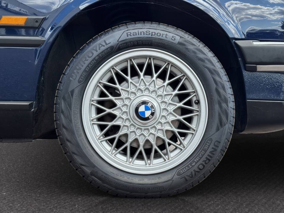 Image 19/27 of BMW 320i (1990)