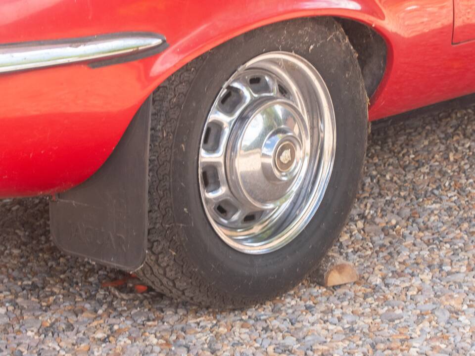 Image 21/50 de Jaguar Type E V12 (2+2) (1973)