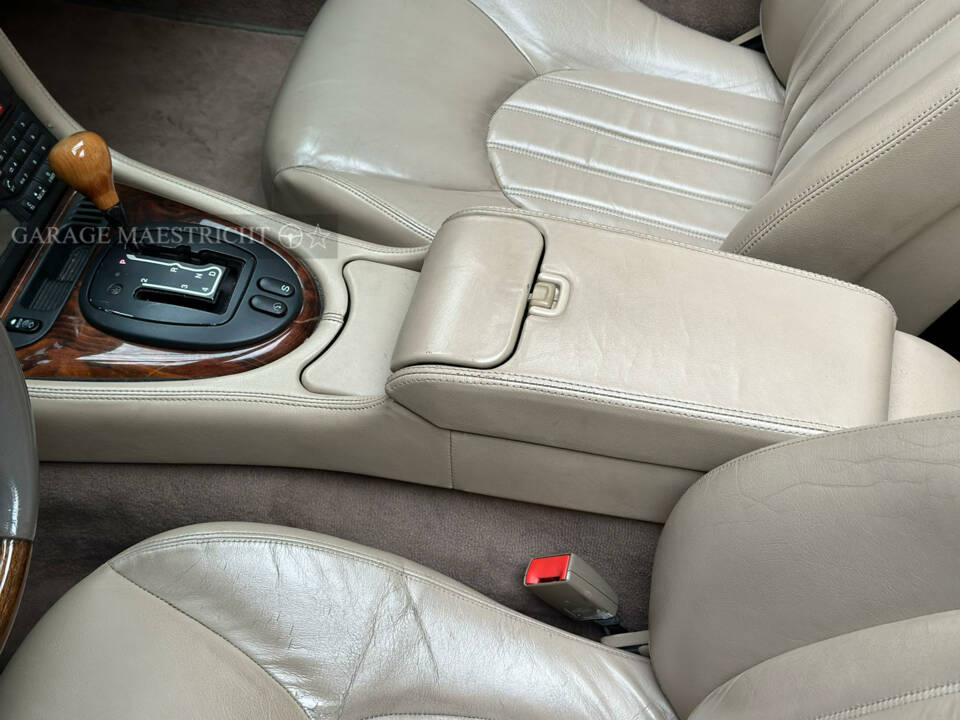 Image 38/75 de Jaguar XK8 4.0 (2000)