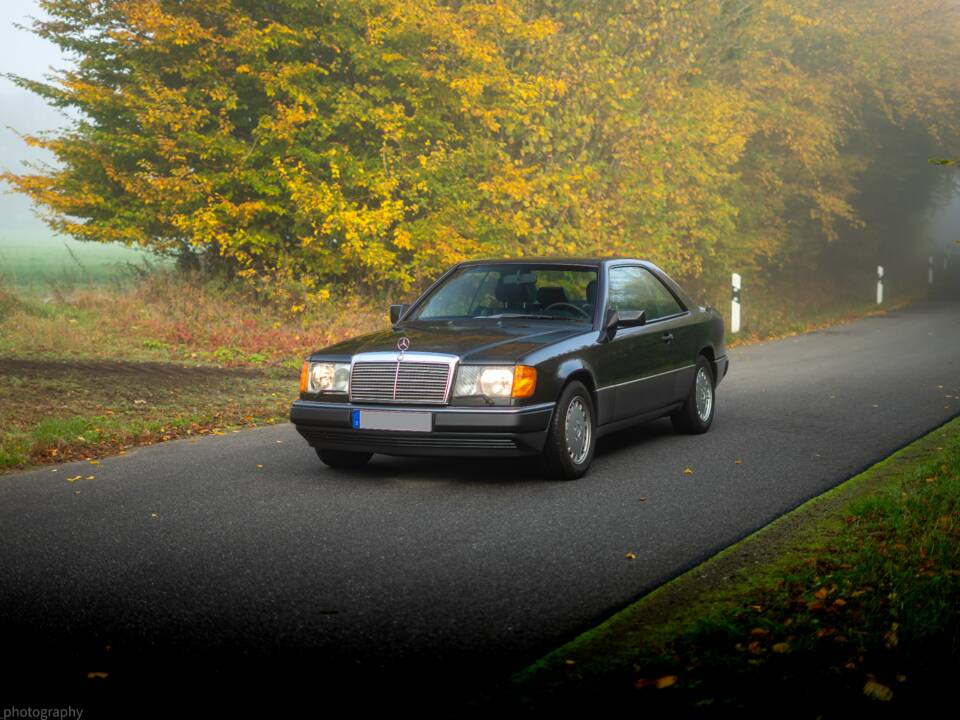 Image 3/36 de Mercedes-Benz 300 CE (1990)