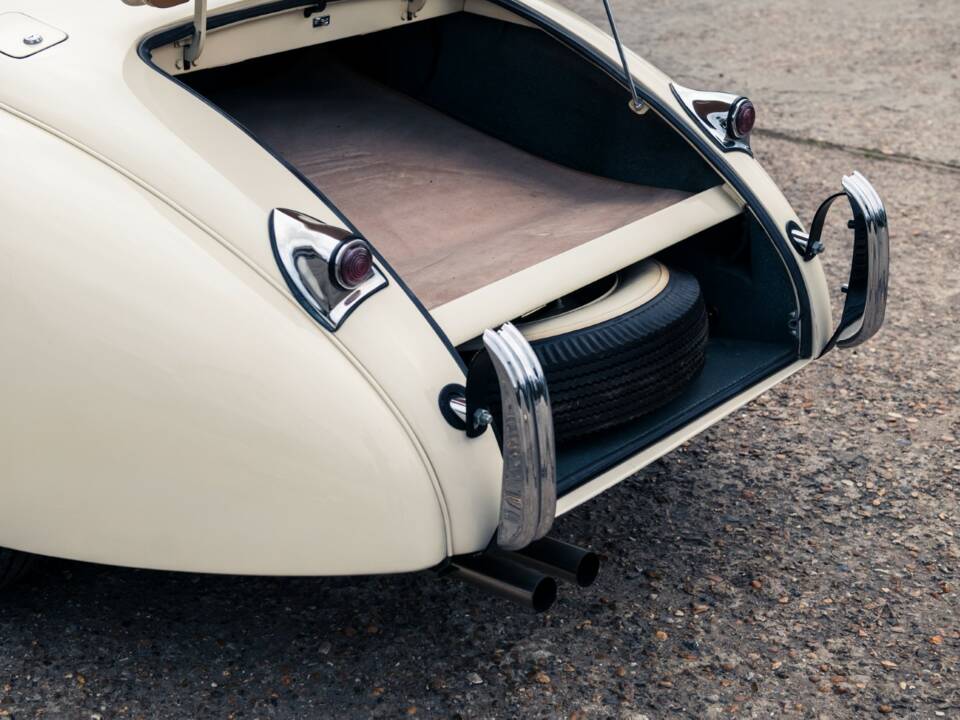 Image 33/45 of Jaguar XK 120 OTS (1950)