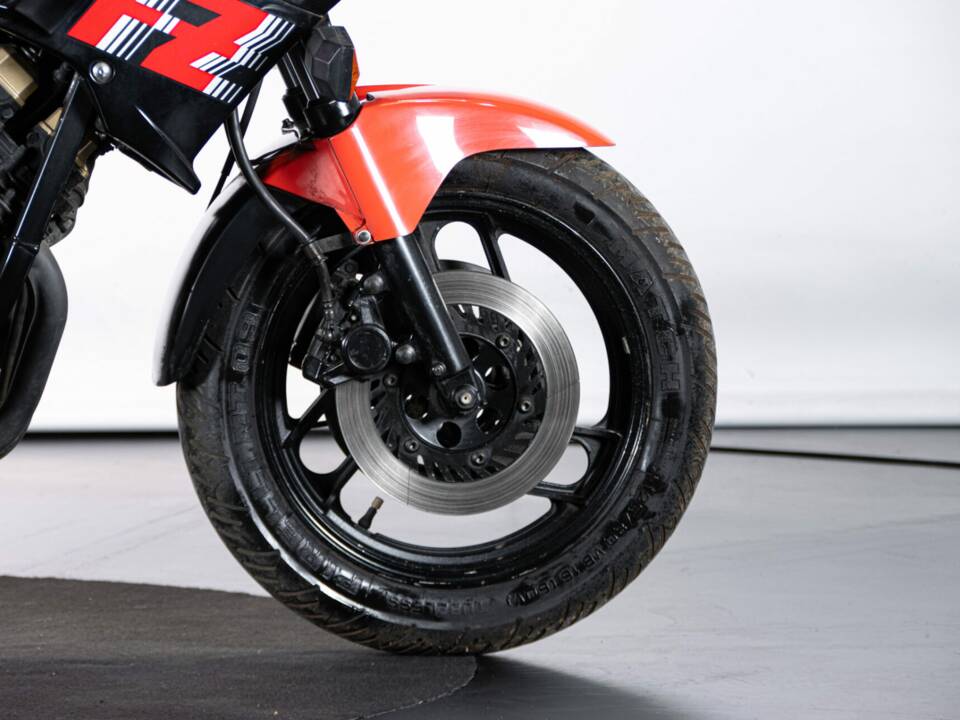 Image 24/50 of Yamaha FZ 750 (1986)