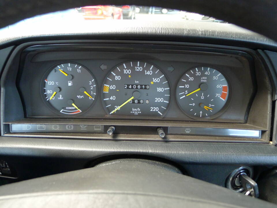 Bild 36/37 von Mercedes-Benz 190 E (1989)