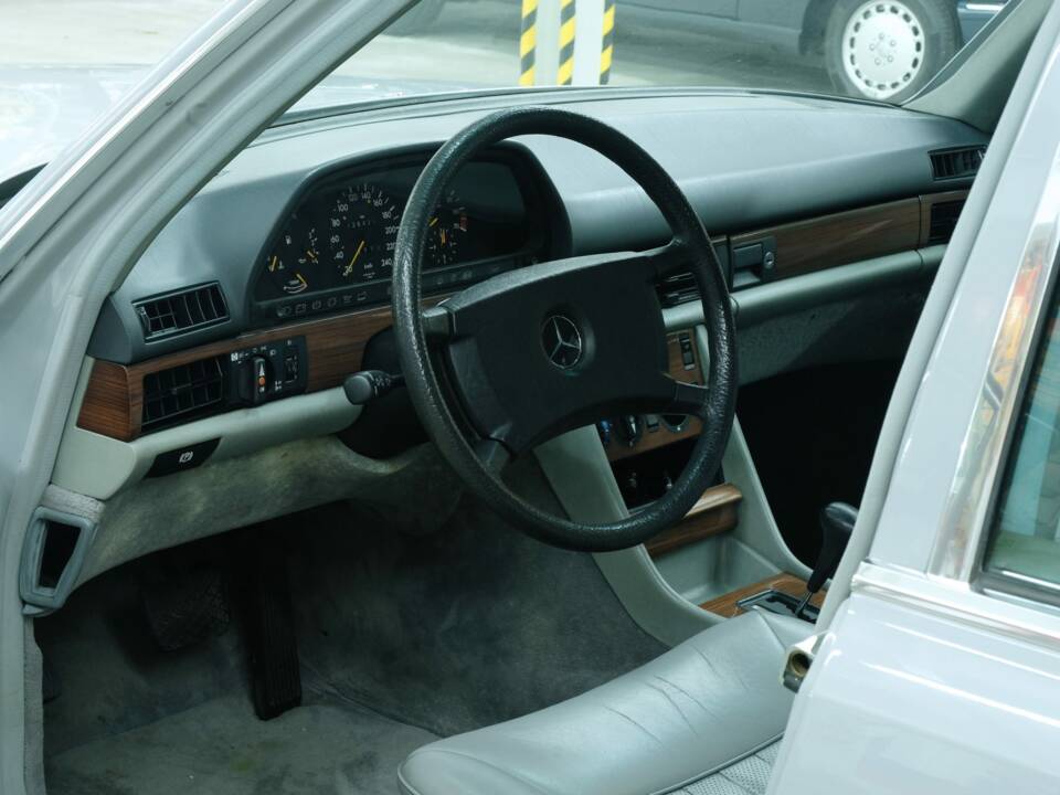 Bild 40/50 von Mercedes-Benz 300 SEL (1986)