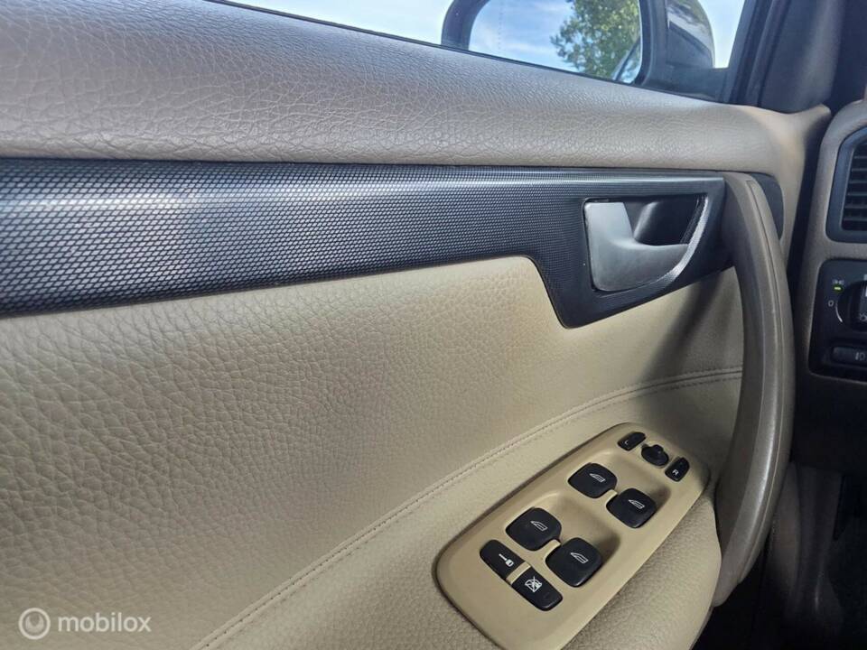 Image 24/39 of Volvo V 70 2.4 (2006)
