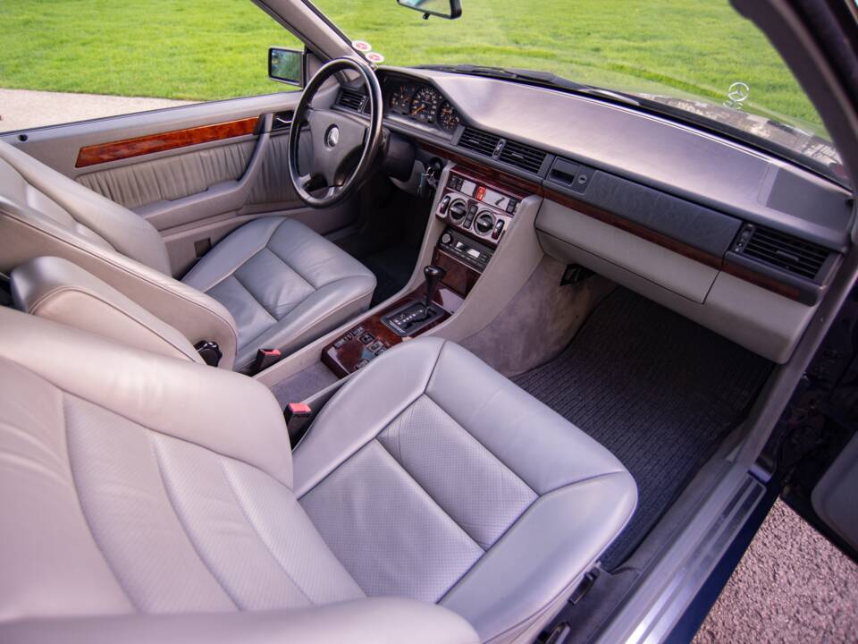 Bild 12/30 von Mercedes-Benz 300 CE (1992)