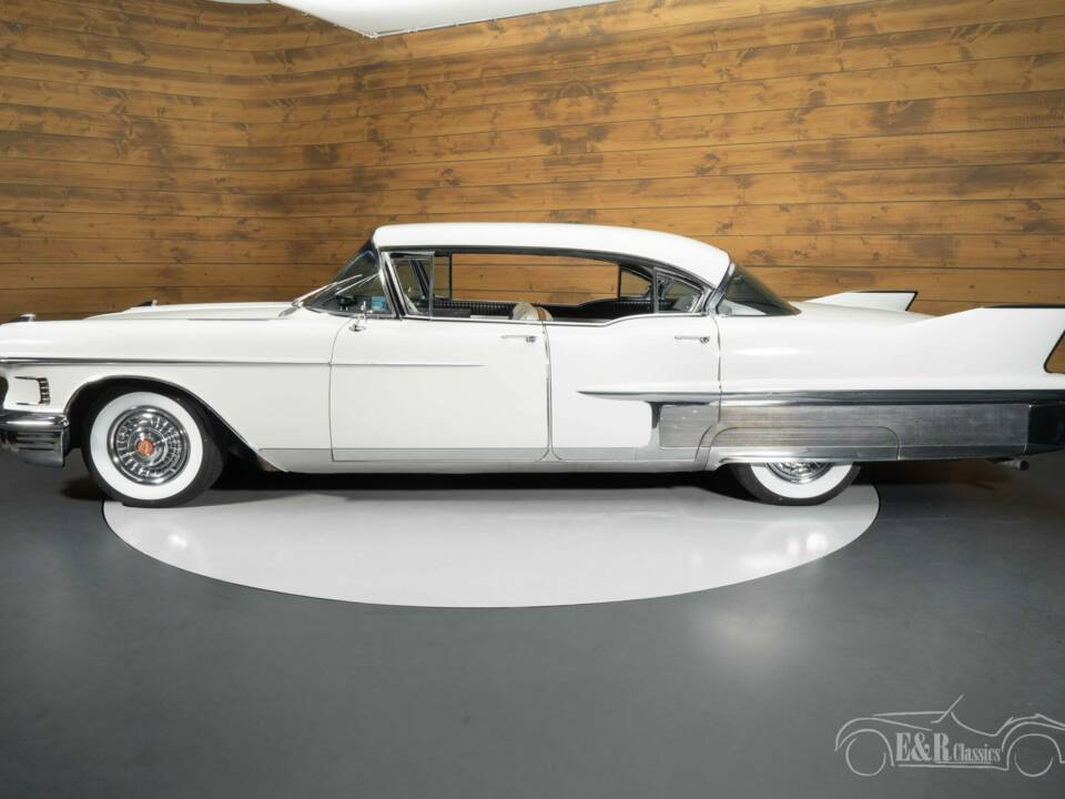 Image 3/5 of Cadillac 60 Special Fleetwood (1958)