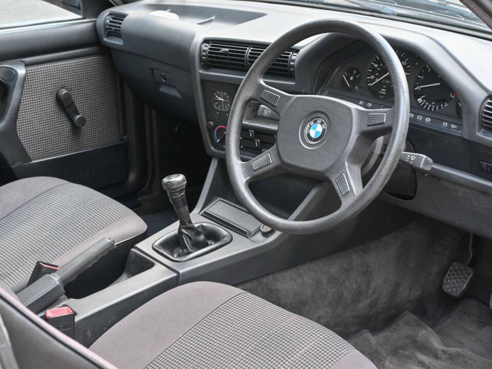 Image 6/8 de BMW 325i (1987)