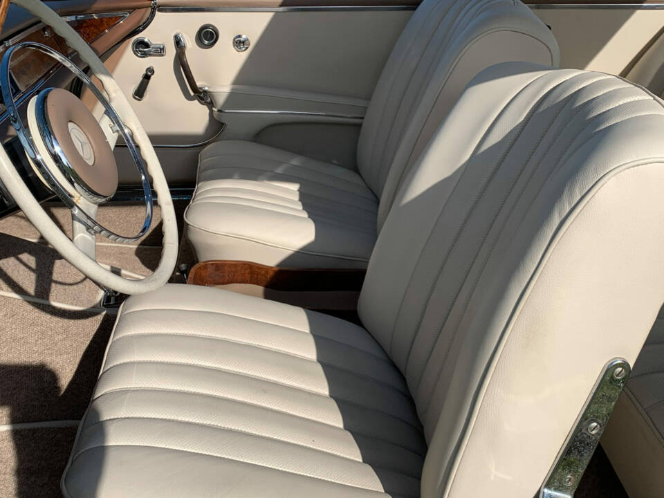Bild 4/6 von Mercedes-Benz 220 SE b (1962)