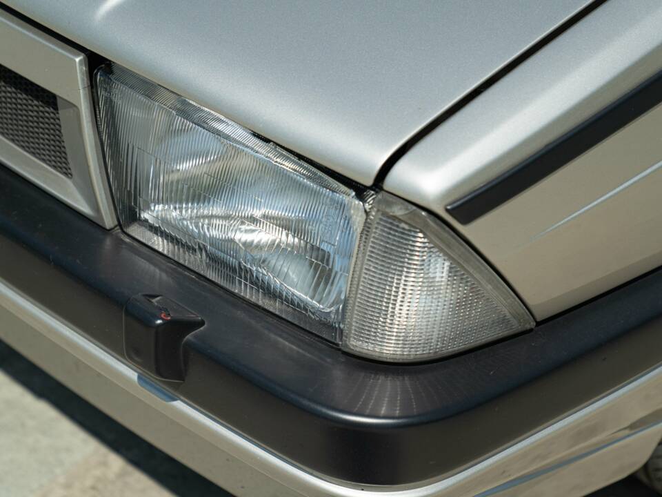 Immagine 21/50 di Alfa Romeo 75 2.0 Twin Spark (1989)