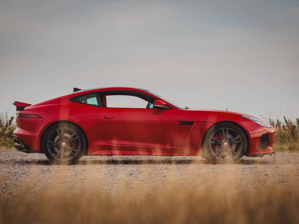 Image 7/8 de Jaguar F-Type SVR (2019)