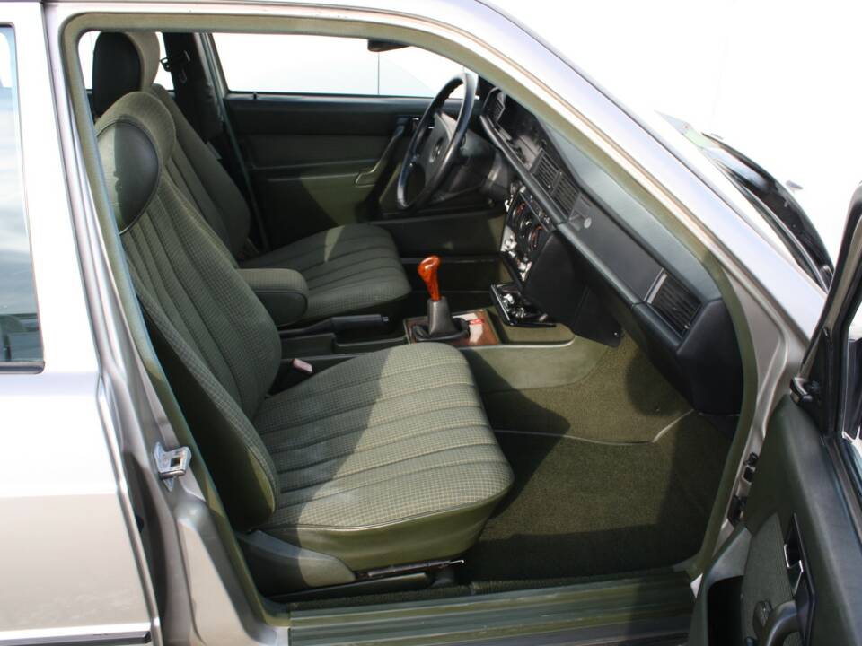 Afbeelding 4/12 van Mercedes-Benz 190 D (1986)