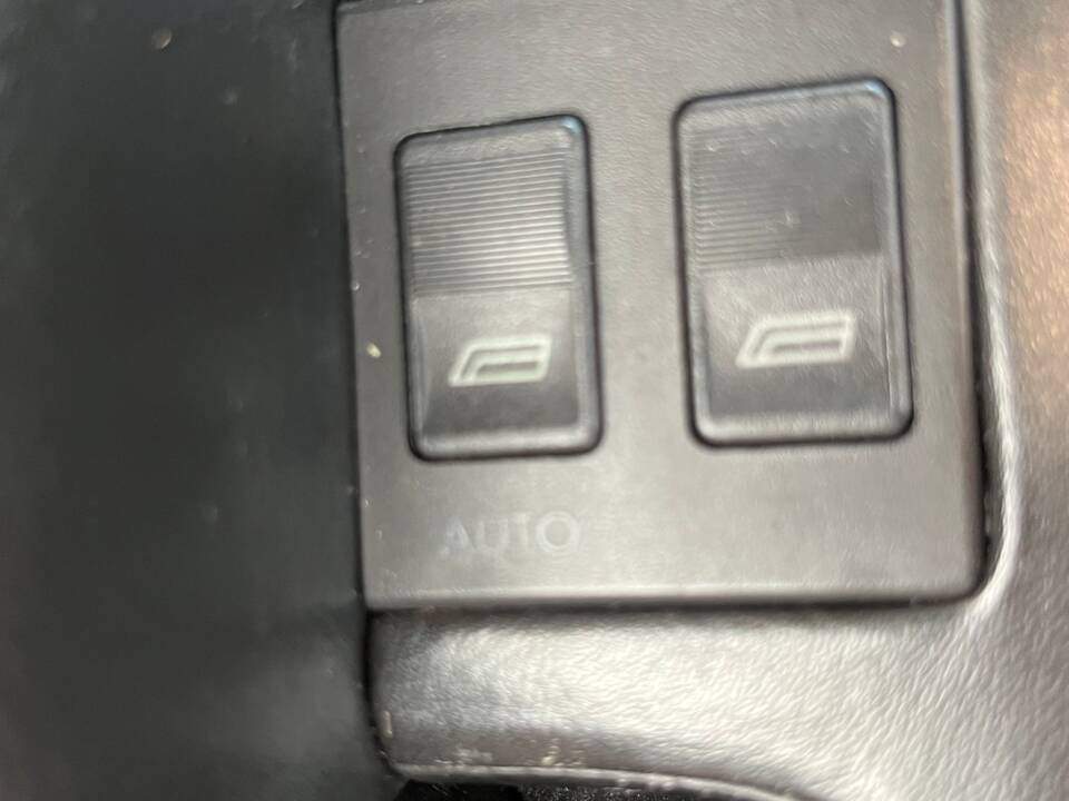 Image 43/47 of Lancia Thema 8.32 (1989)