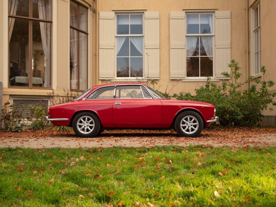 Image 5/28 of Alfa Romeo 2000 GT Veloce (1972)