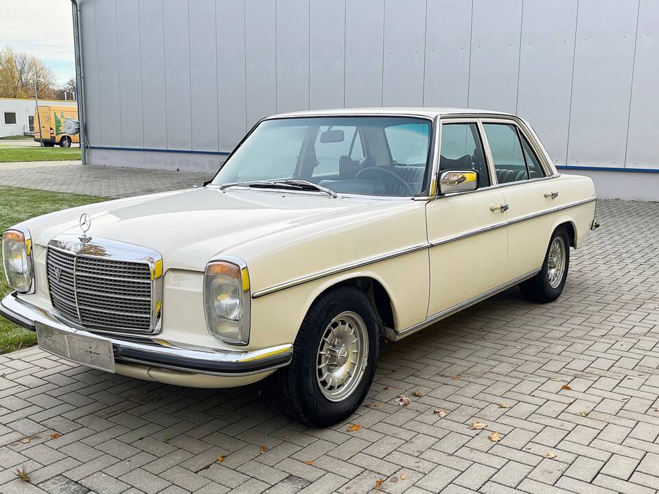 Image 1/26 de Mercedes-Benz 200 (1974)