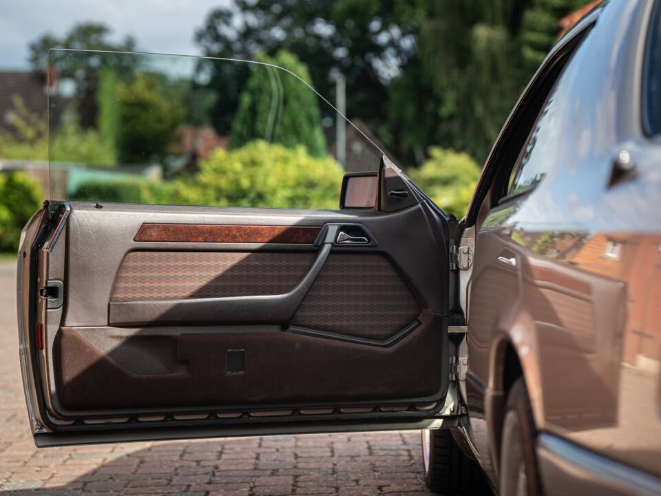 Immagine 20/73 di Mercedes-Benz 300 CE (1991)