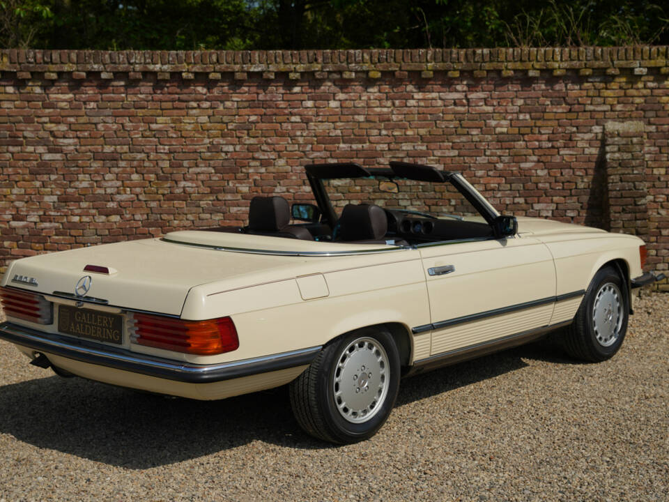 Bild 2/50 von Mercedes-Benz 560 SL (1989)