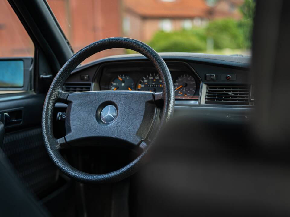 Immagine 25/73 di Mercedes-Benz 190 D 2.5 (1990)
