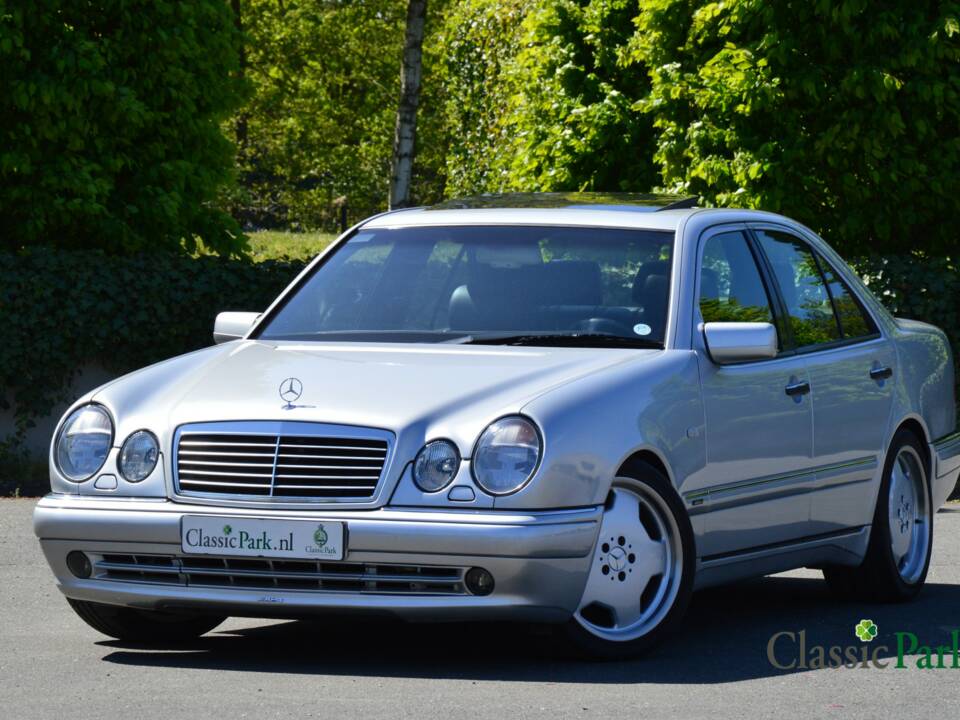 Image 1/50 de Mercedes-Benz E 50 AMG (1996)