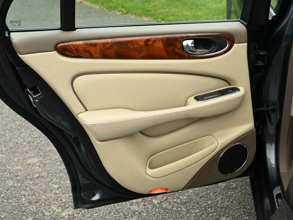Image 49/50 of Jaguar XJ 8 4.2 (2007)