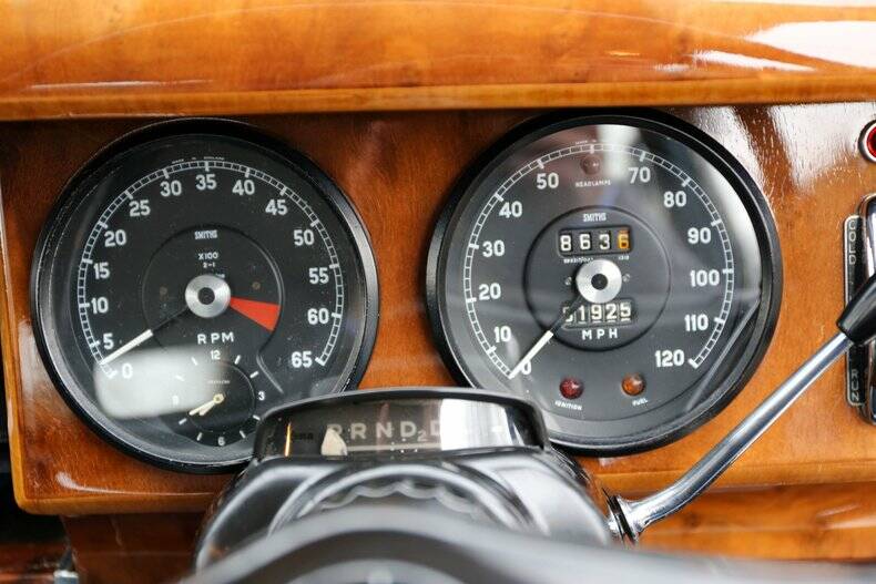 Image 29/50 of Daimler V8-250 (1966)