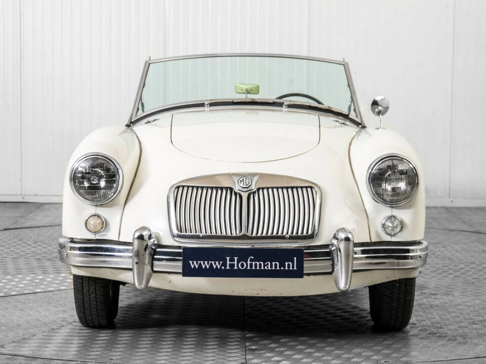 Image 14/50 of MG MGA 1500 (1957)