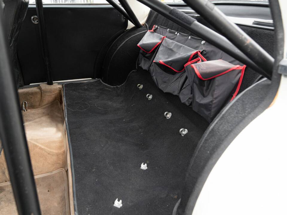 Imagen 33/50 de Mercedes-Benz 220 S (1967)