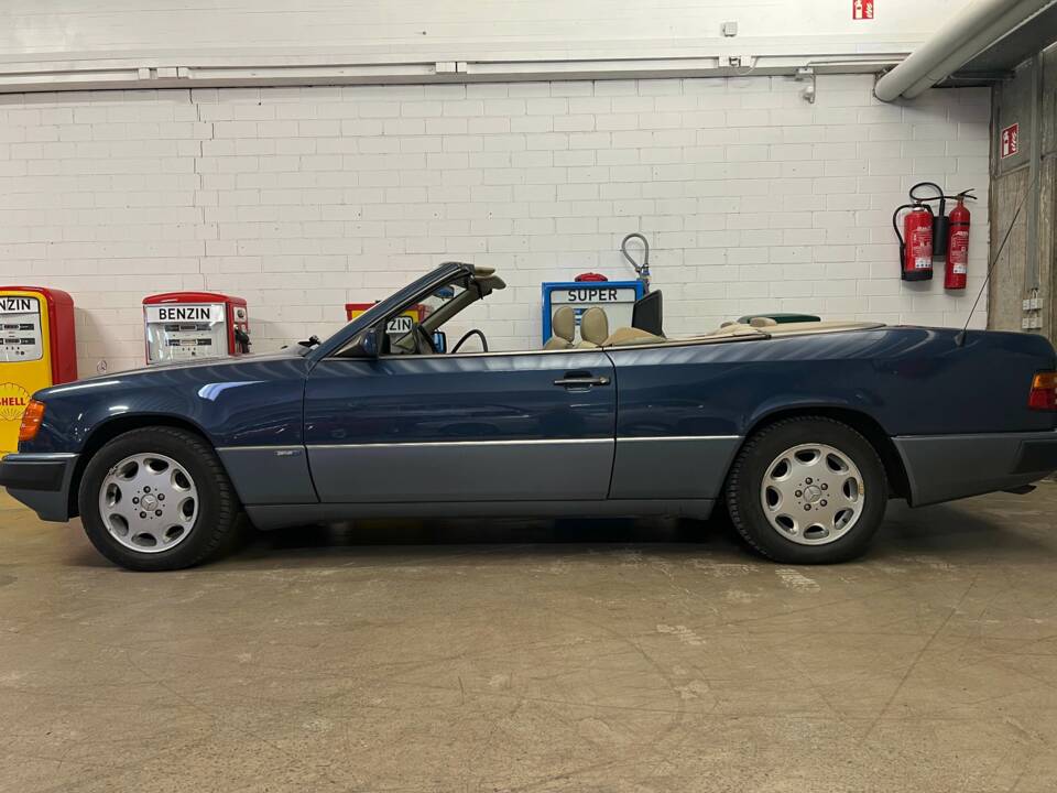 Bild 17/19 von Mercedes-Benz 320 CE (1992)