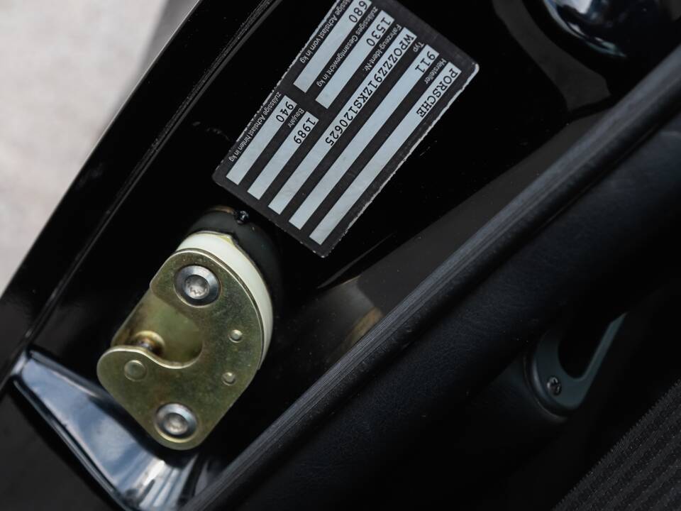 Image 40/108 de Porsche 911 Carrera 3.2 (1989)