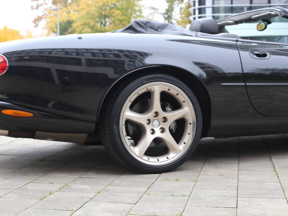 Immagine 8/45 di Jaguar XKR (2001)