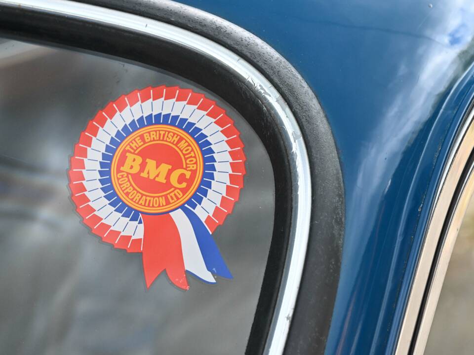 Image 18/37 of Morris Minor 1000 Traveller (1971)